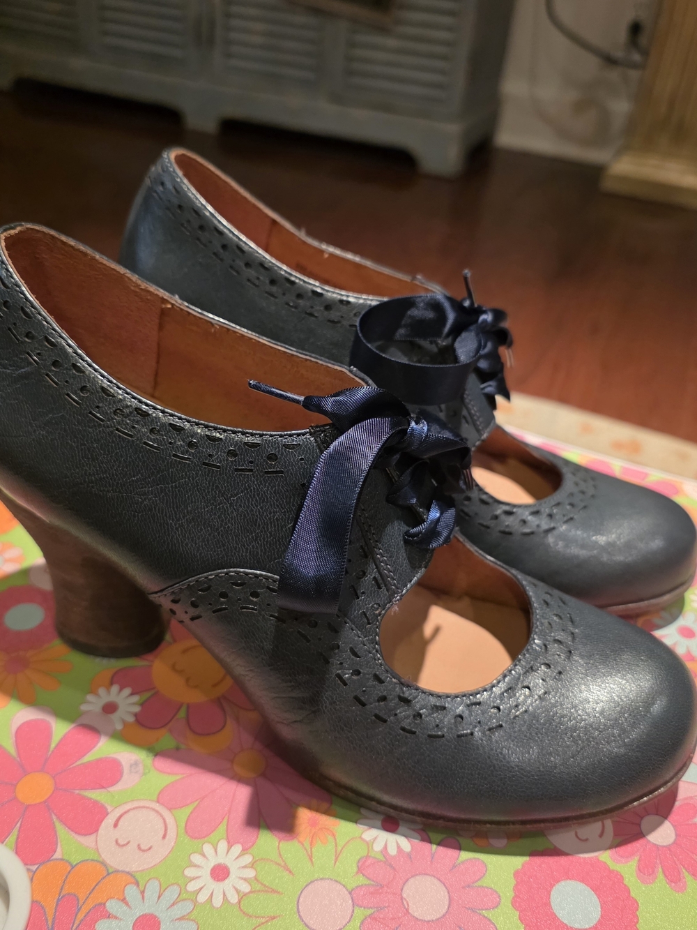 Naya Jada leather block heel oxfords, which feature a navy blue ribbon tie Size8